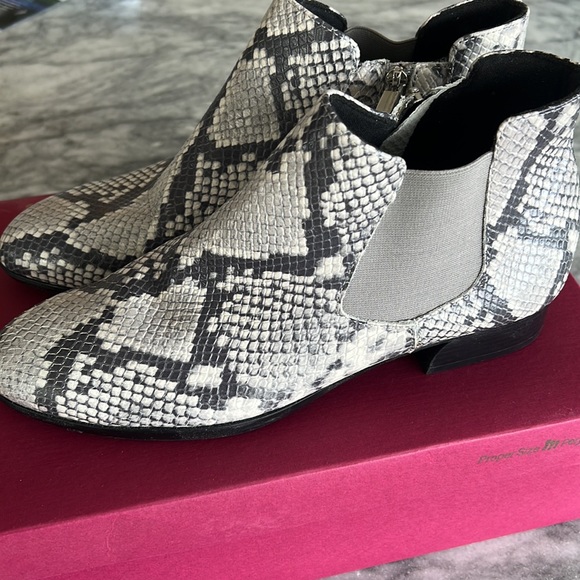 Munro like new booties - Picture 2 of 6